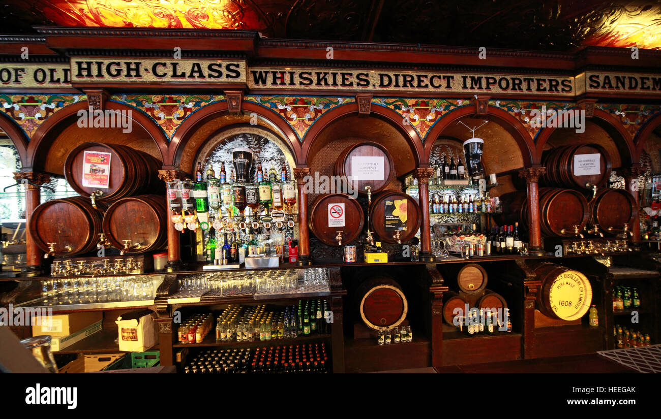 Bancone interno del famoso Crown Saloon Bar, in GT Victoria St, Belfast, Irlanda del Nord, Regno Unito Foto Stock