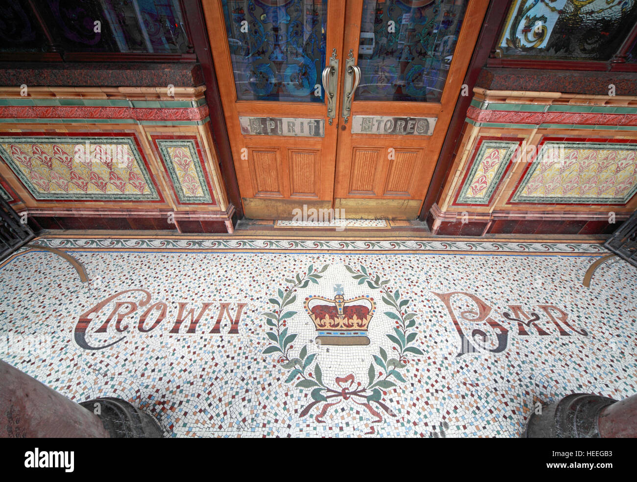 Famoso Crown Bar,Gt Victoria St,Belfast mosaico piano dell'entrata, Irlanda del Nord, Regno Unito Foto Stock