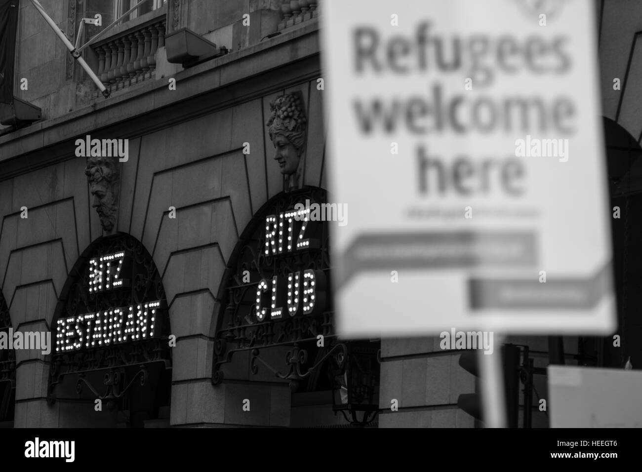 I rifugiati banner di dimostrazione di fronte al Ritz hotel Foto Stock