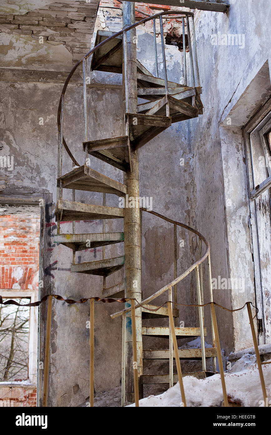 Abbandonata in metallo scale circolari in Grebnevo mansion Foto Stock