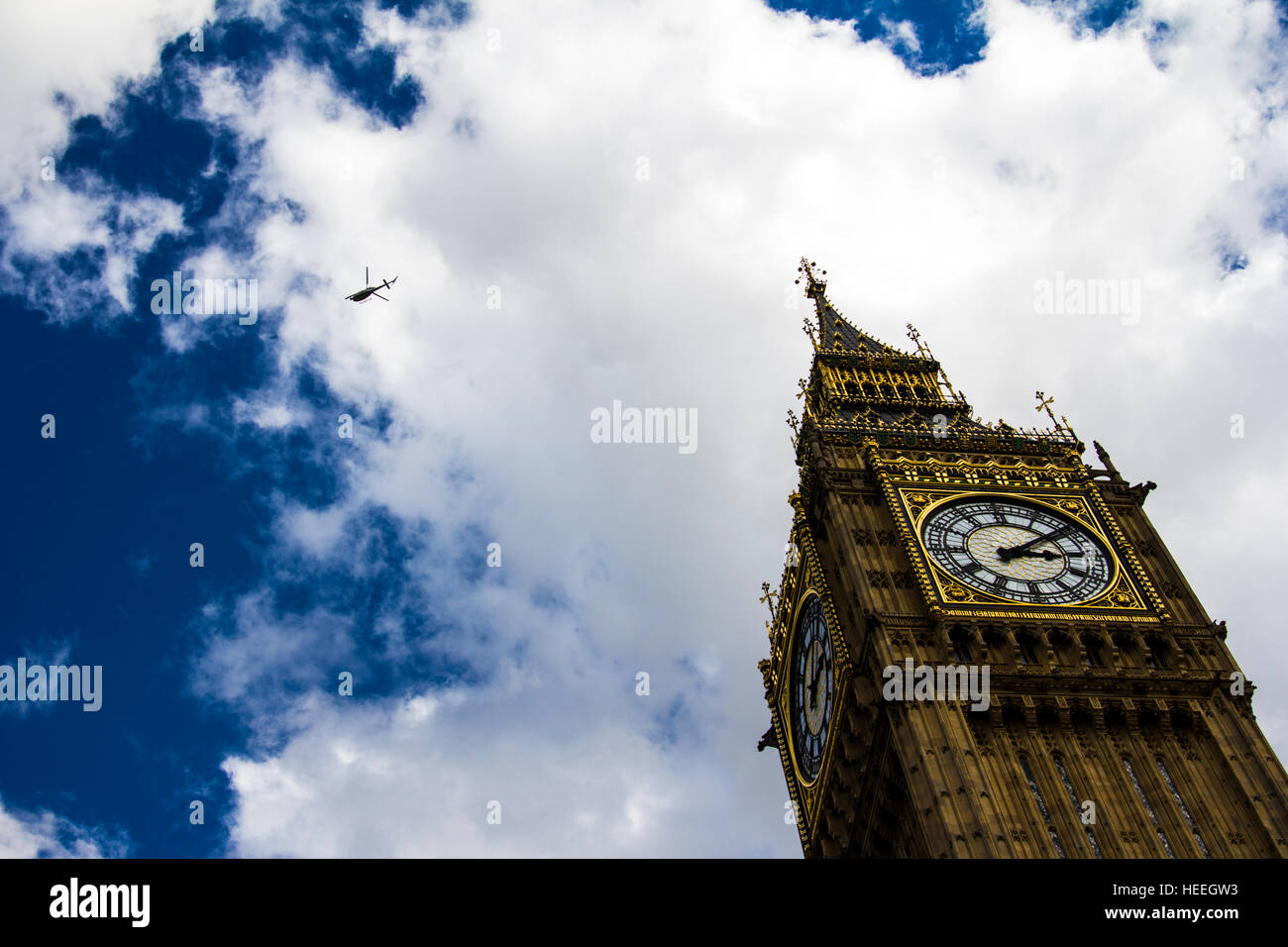 Un elicottero volando al di sopra del Big Ben di Londra Foto Stock