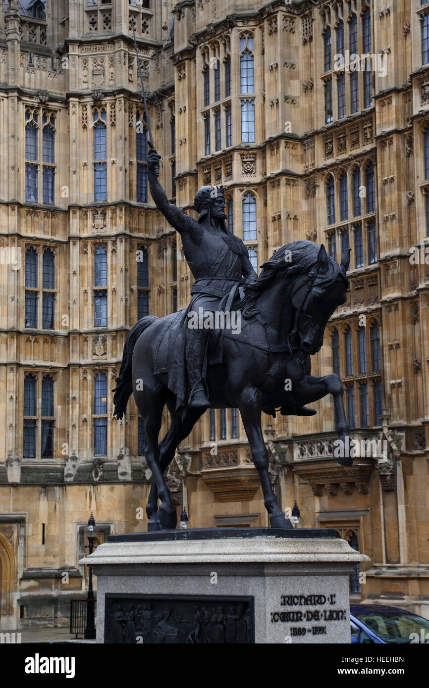 Statua del re Richard MI al di fuori della casa dei parlamenti di Londra, Westminster, Regno Unito Foto Stock