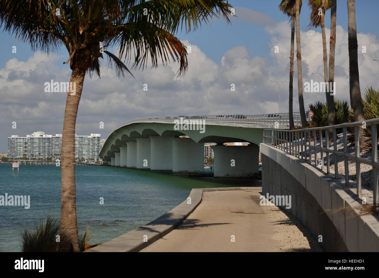 John Ringling bridge spanning attraverso Sarasota Bay, Sarasota, Florida, Stati Uniti d'America Foto Stock