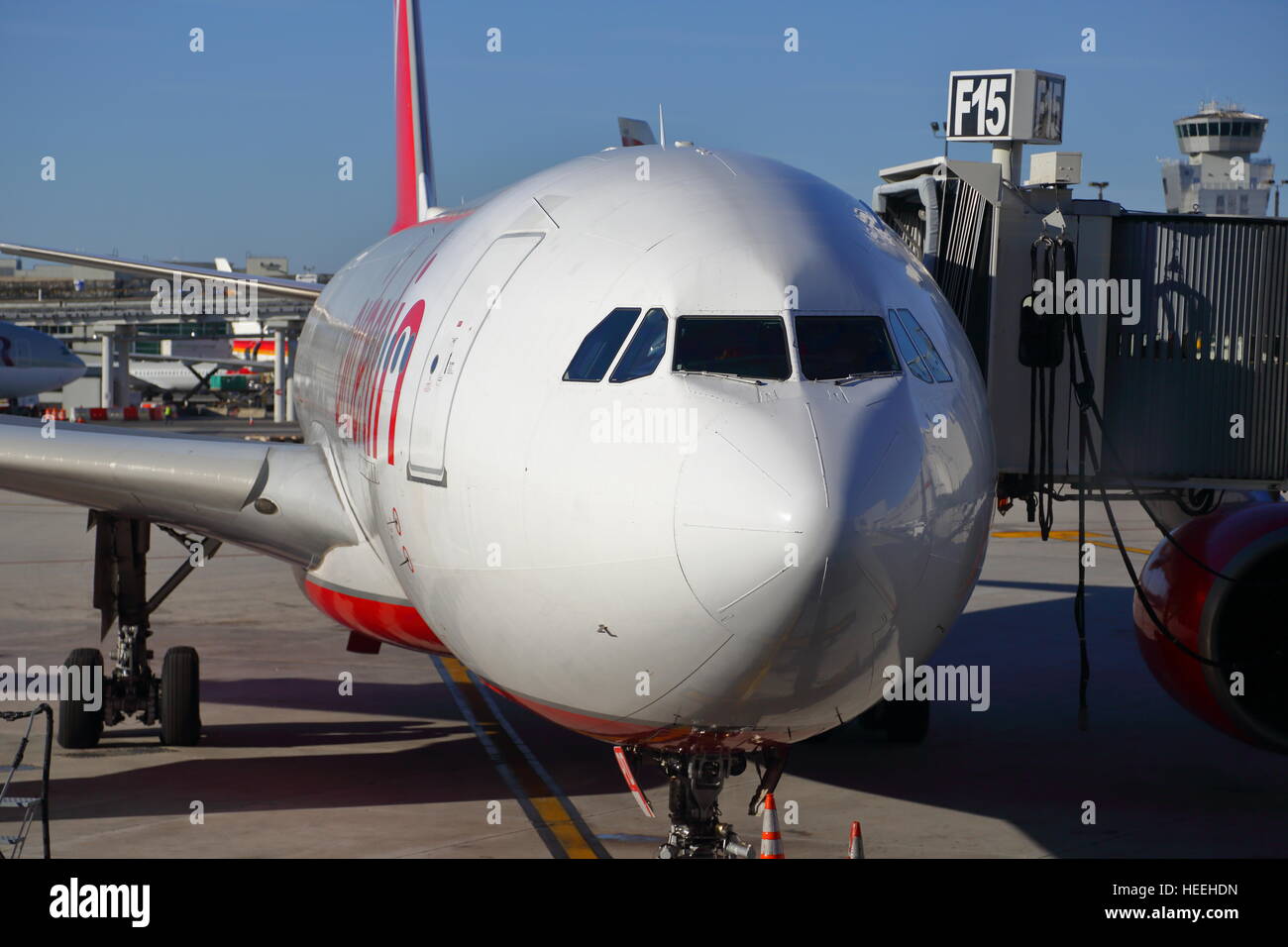 Air Berlin Airbus A330-200 D-ALPD alla porta all'Aeroporto di Miami, Florida, Stati Uniti d'America Foto Stock