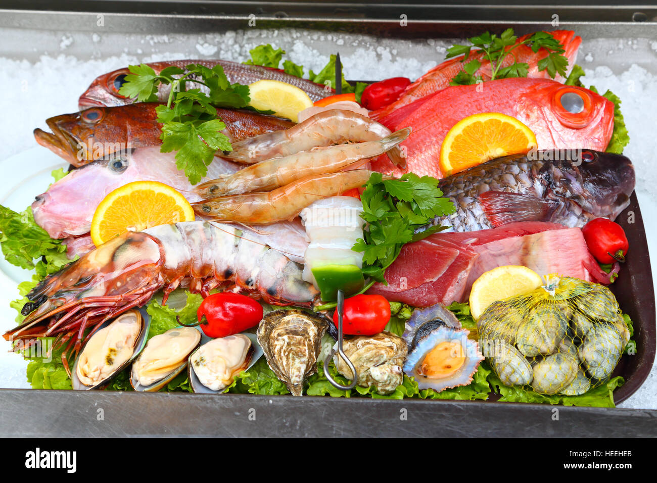 Un ristorante di pesce nel centro di Funchal sull'isola di Madera visualizza il pescato del giorno Foto Stock