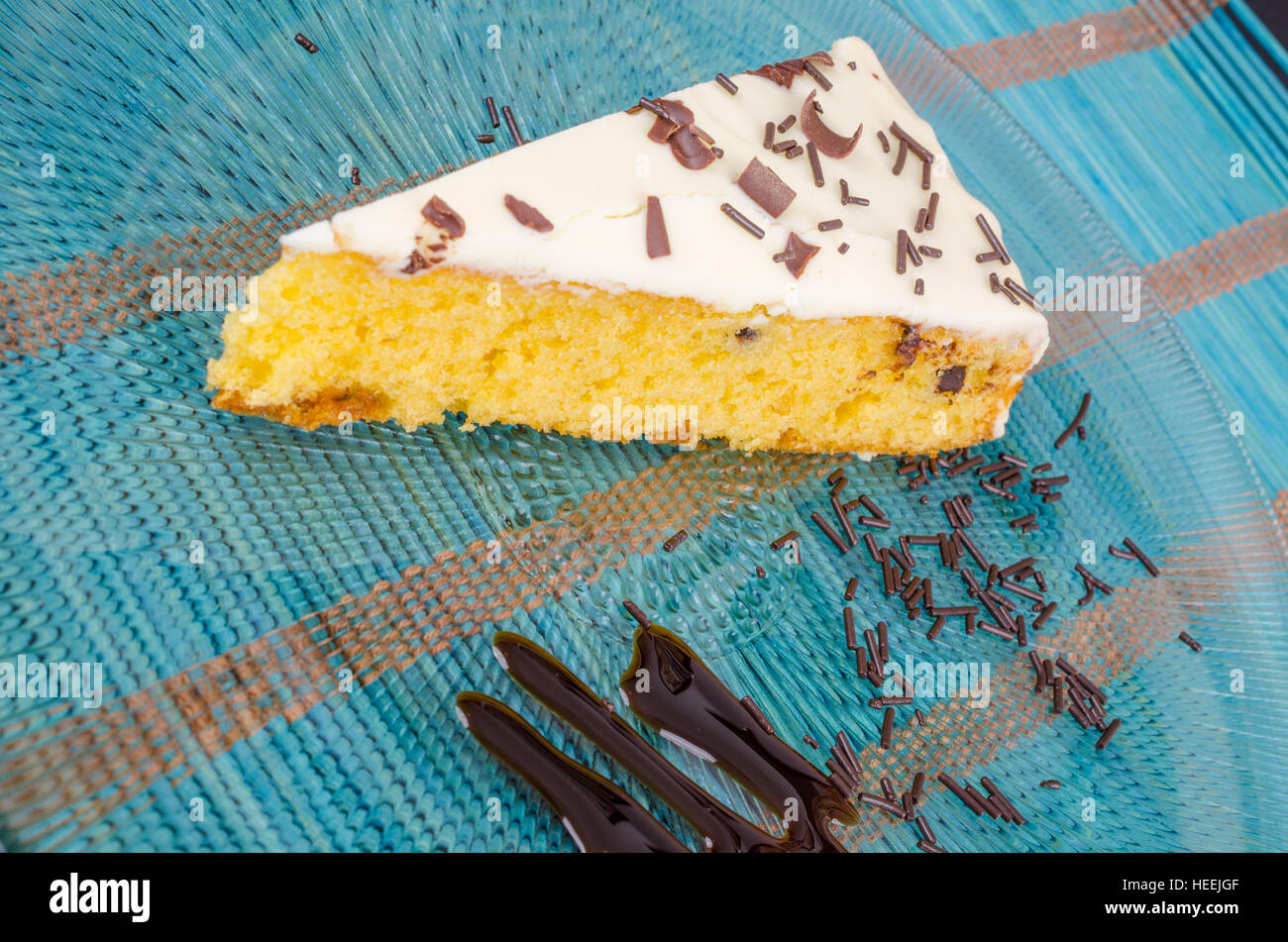 In casa vetrate cuneo torta decorata con cioccolato spruzza Foto Stock