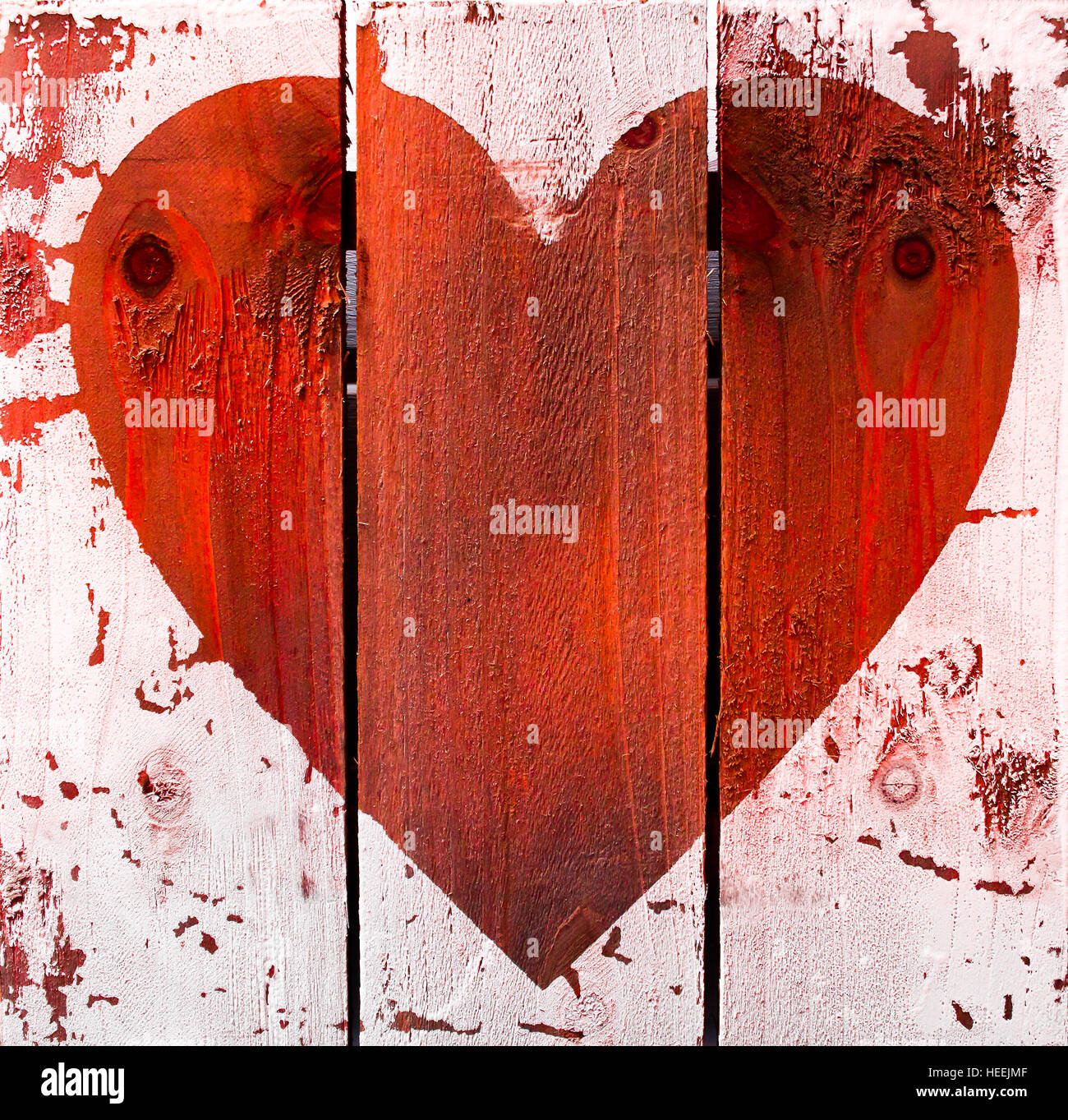 Amore simbolo sulla vecchia parete in legno Foto Stock