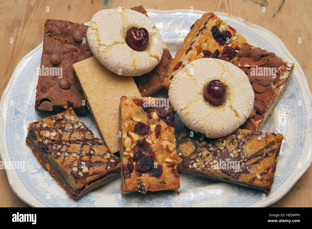 Una selezione di dolci fatti in casa, biscotti, flapjacks presso la panetteria Honeybuns,Dorset, Regno Unito. Foto Stock