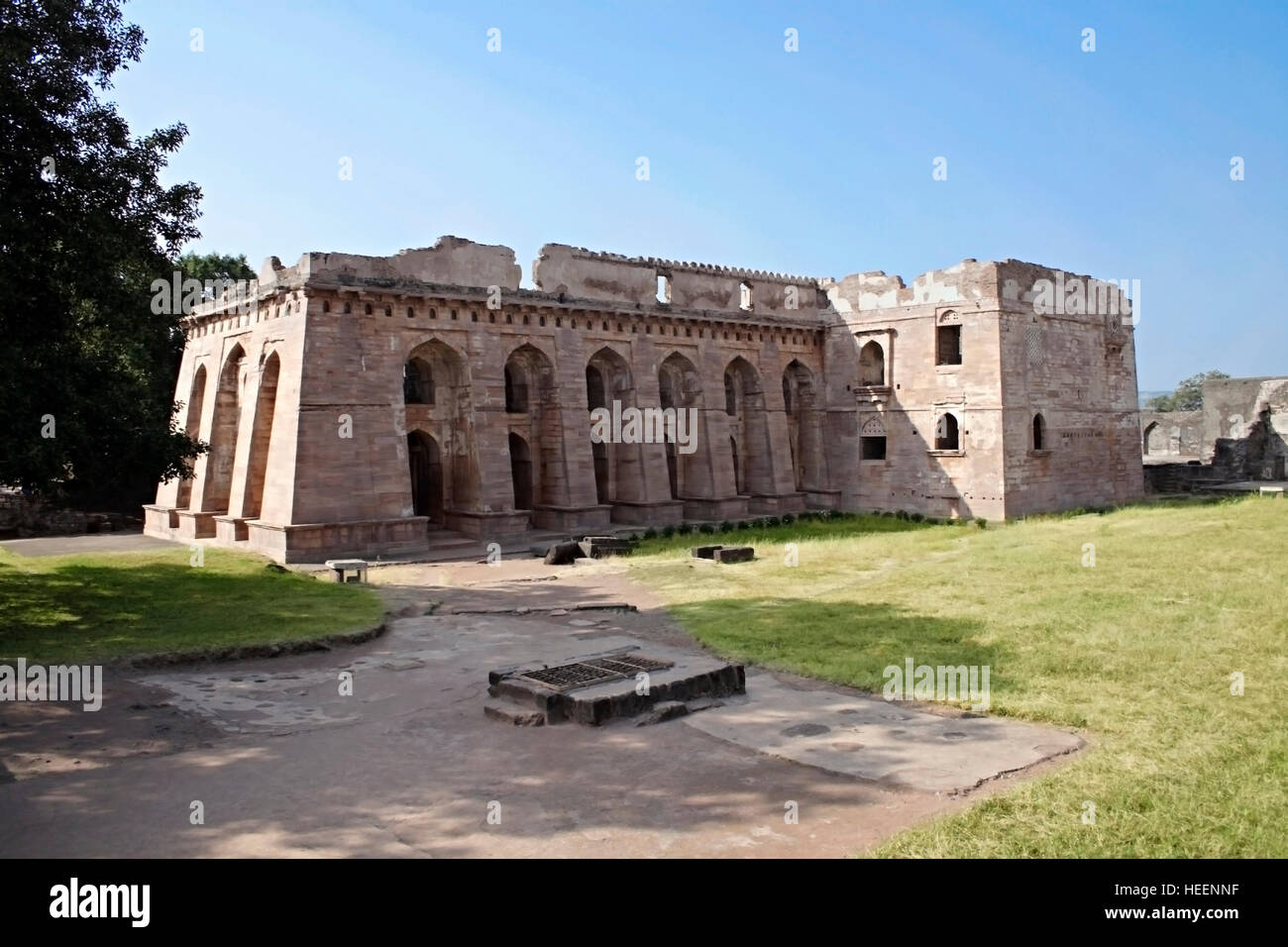 Hindola Mahal, Mandu Fort, Mandu città (nota anche come città della gioia) Madhya Pradesh, India Il Hindola Mahal o Palazzo oscillante Foto Stock