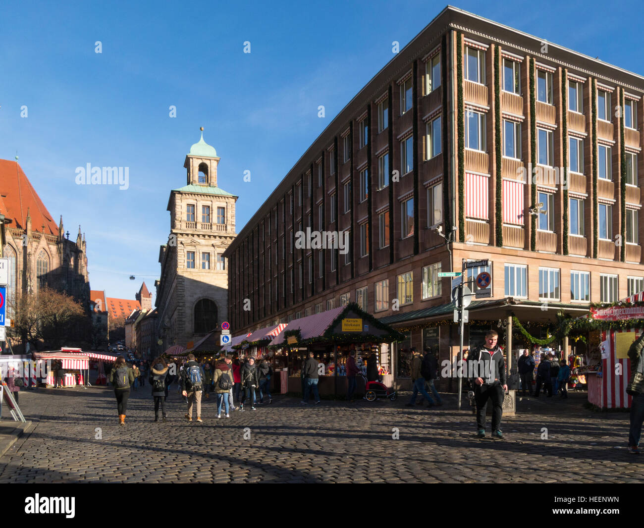 È possibile visualizzare fino a piazza municipio Rathaus municipio della città vecchia di Norimberga Baviera Germania UE storica architettura gotica e una popolare destinazione turistica Foto Stock