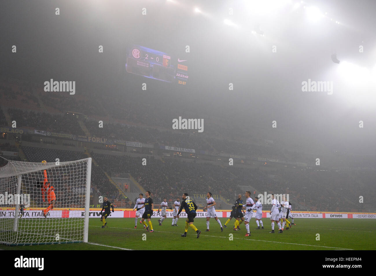 Milano, Italia. 2016, 11 dicembre: Mattia Perin del Genoa CFC consente di risparmiare durante la serie di una partita di calcio tra FC Internazionale e Genoa CFC. Foto Stock