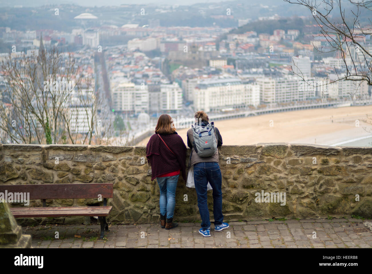 Un giovane si affacciano sulla baia di San Sebastian Foto Stock