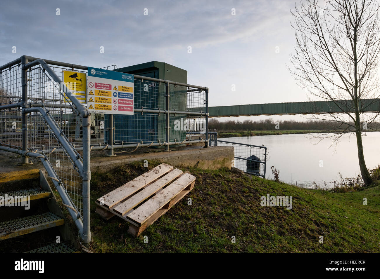 Saracinesca apparecchiature elettriche e più segni di avvertenza visto da un fiume, nei pressi di un canale di canottaggio. Foto Stock