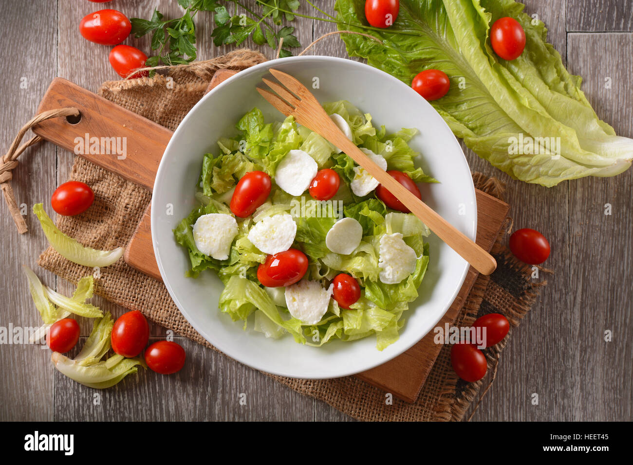 Insalata di lattuga, mozzarella e pomodoro - tradizionale ricetta italiana Foto Stock