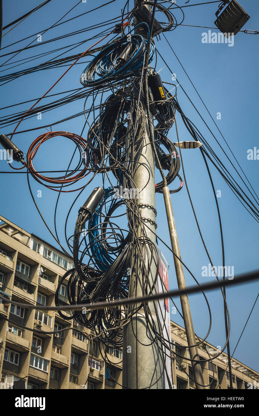 Un groviglio di cavi e fili a Bucarest, Romania, Europa Foto Stock