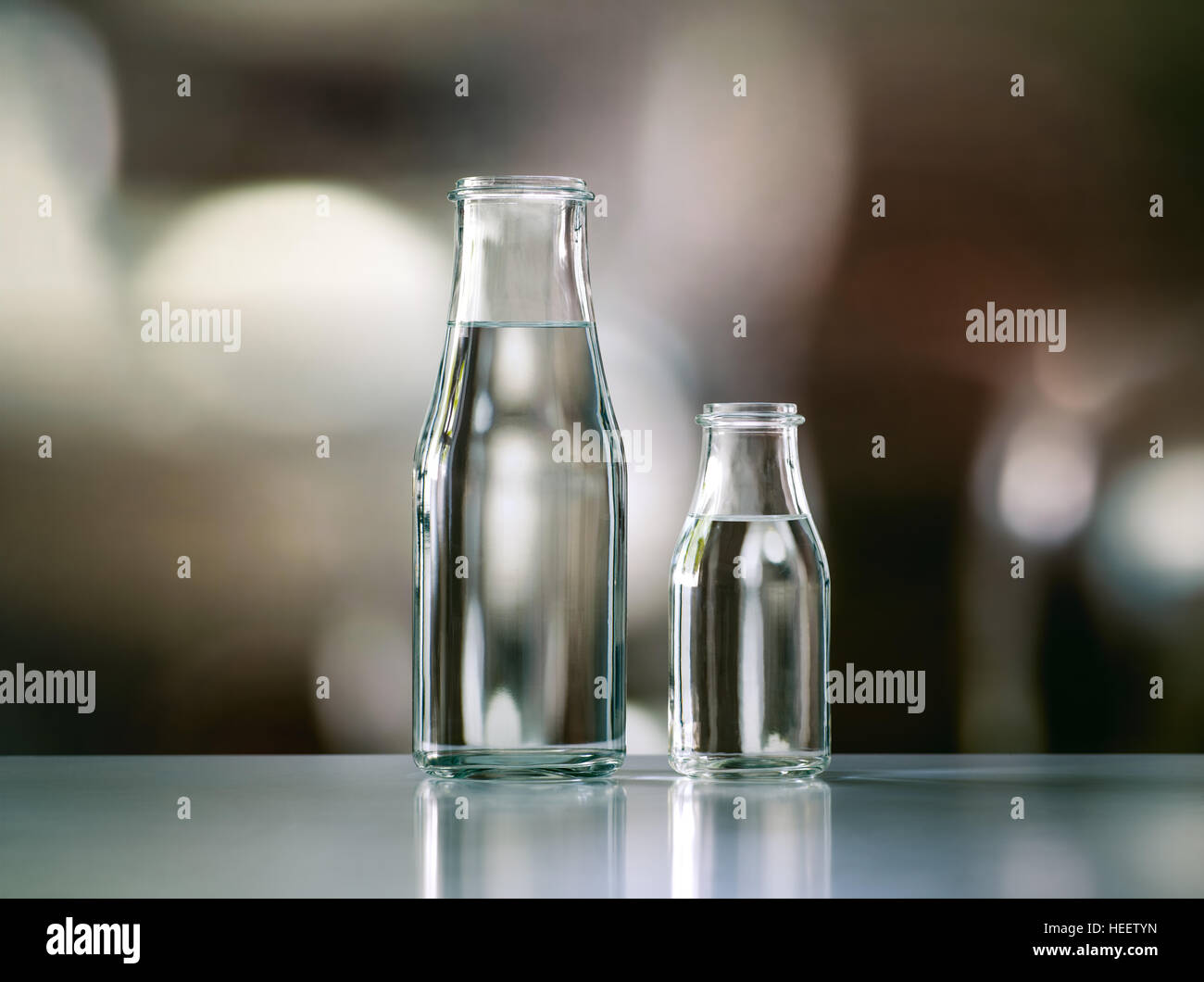 Caraffa di vetro con acqua sul fondo sfocato Foto Stock