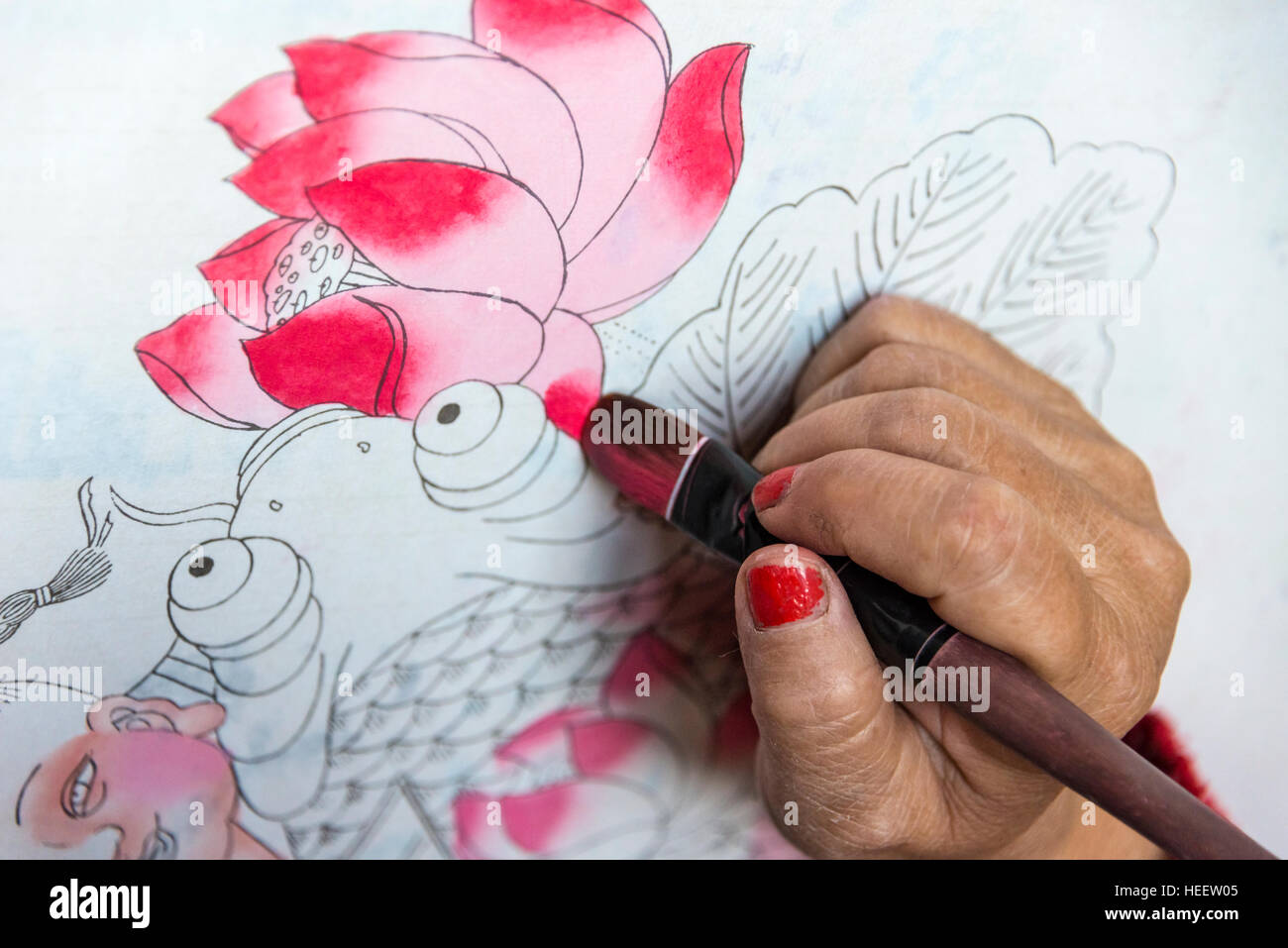 Artista Yangliuqing rendendo il blocchetto in legno dipinto, Tianjin, Cina Foto Stock