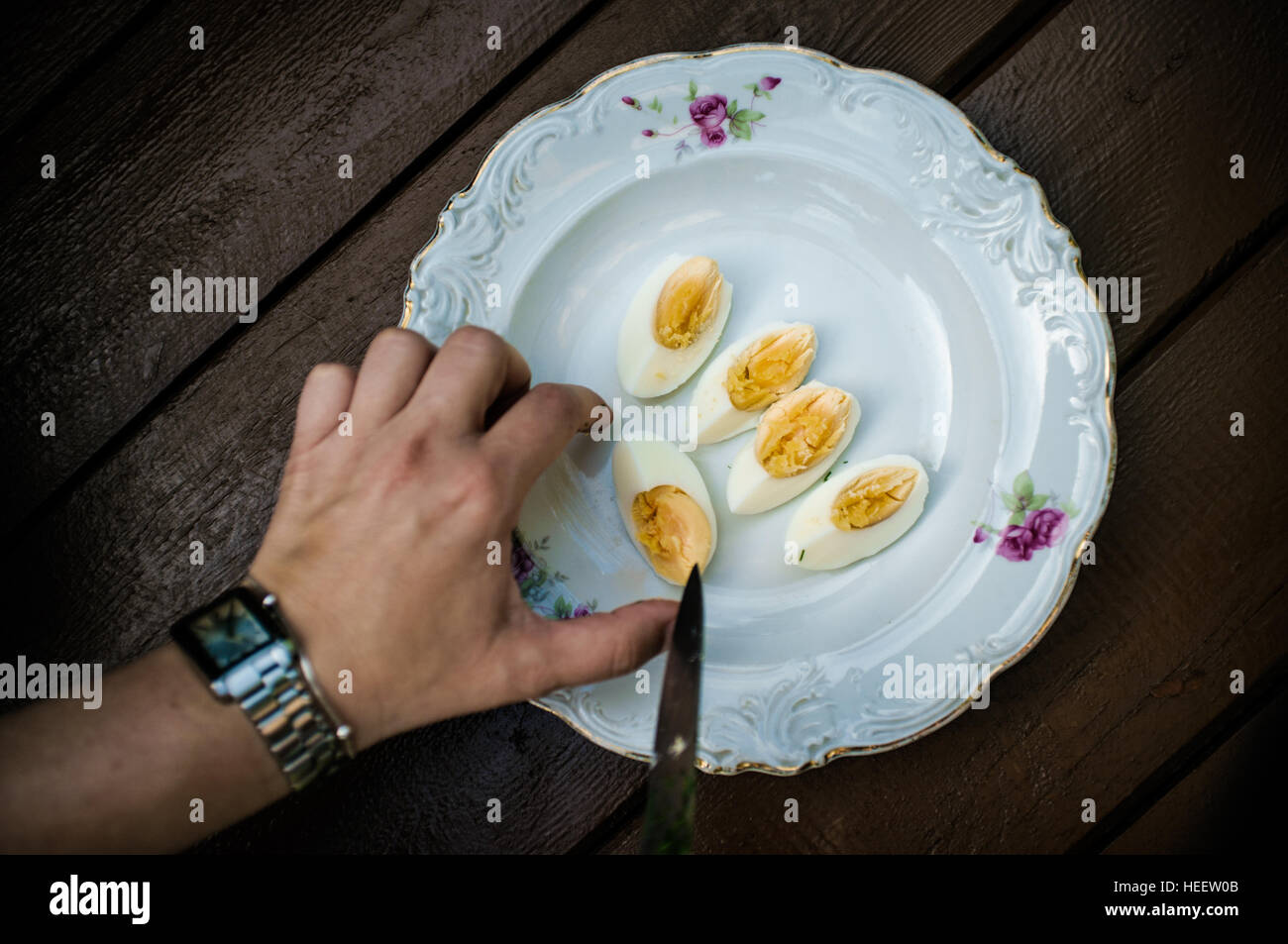 Preparazione fredda zuppa di barbabietole con uova sul tavolo Foto Stock