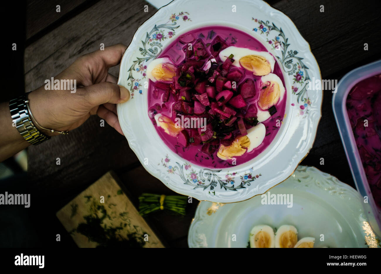 Lato piastra di contenimento con freddo zuppa di barbabietole con aneto e uova Foto Stock