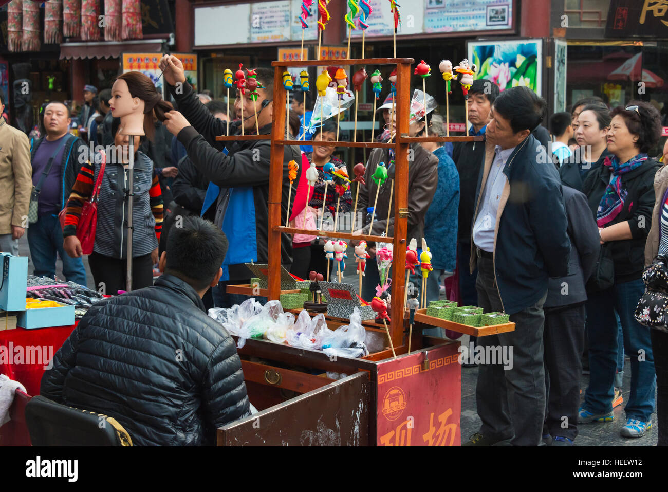 Venditore a vendere pasta figurine in antica cultura Street, Tianjin, Cina Foto Stock