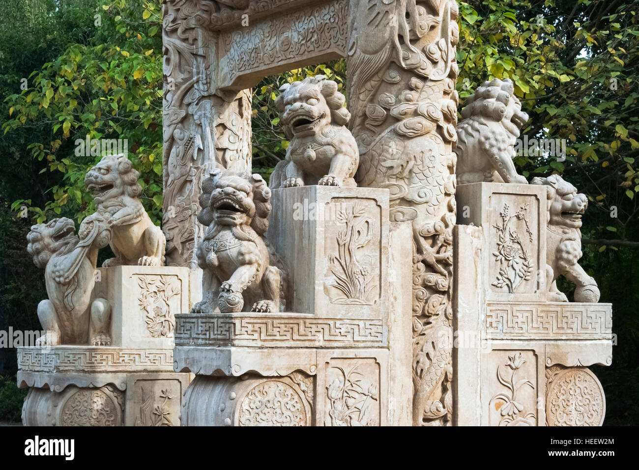 Leone scolpito statua sulla tradizionale Memorial Archway Taierzhuang antica Città, Provincia dello Shandong, Cina Foto Stock
