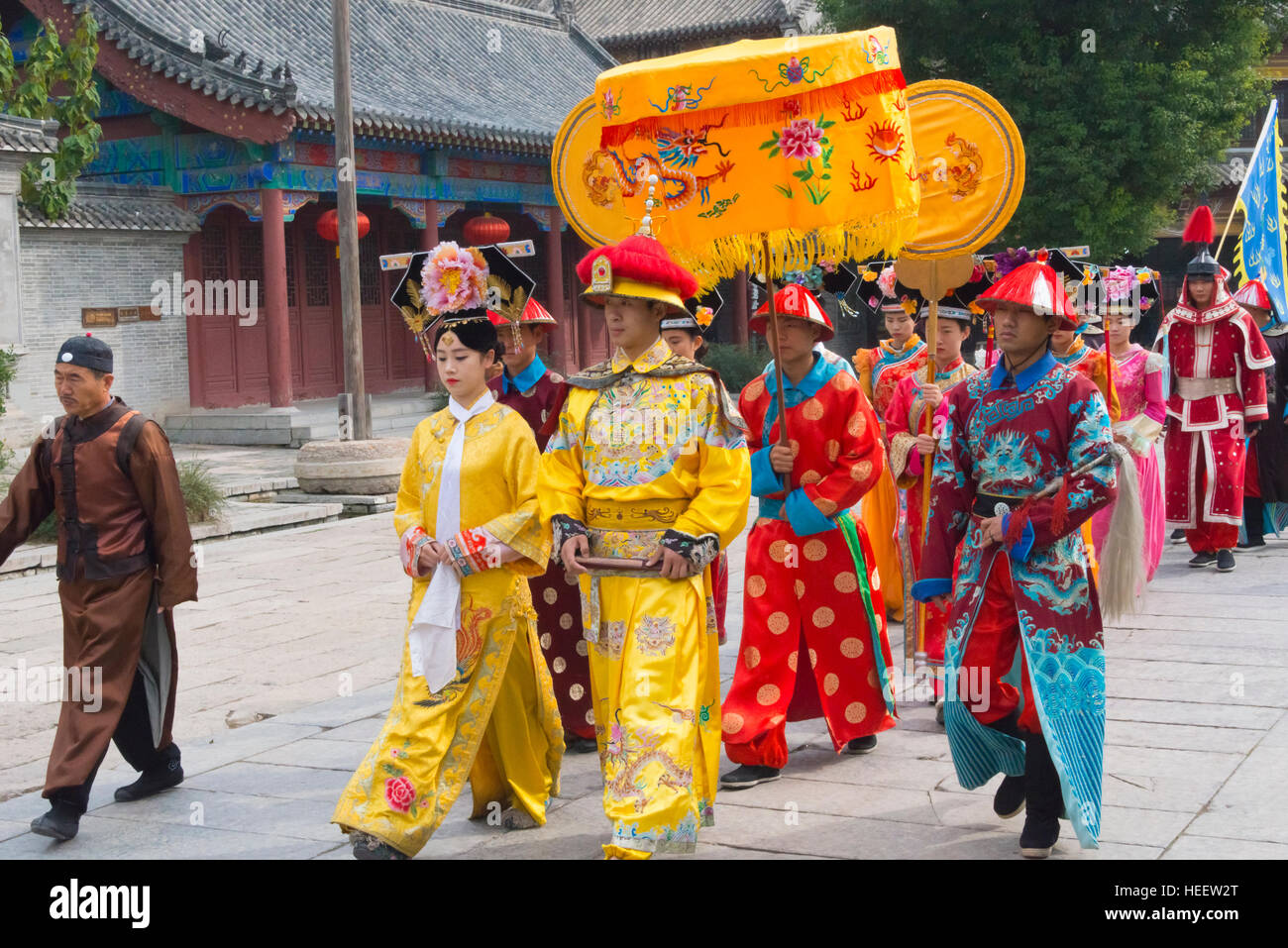 Sfilata vestito di dinastia Qing royal abbigliamento, Taierzhuang antica Città, Provincia dello Shandong, Cina Foto Stock