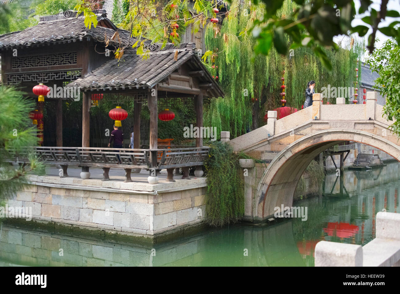 Case tradizionali e Yuhan Ponte sul Canal Grande, Taierzhuang antica Città, Provincia dello Shandong, Cina Foto Stock