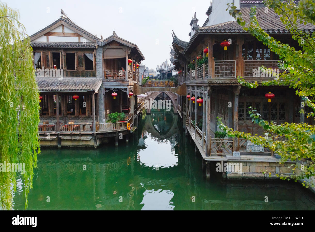 Case tradizionali sul Grand Canal, Taierzhuang antica Città, Provincia dello Shandong, Cina Foto Stock