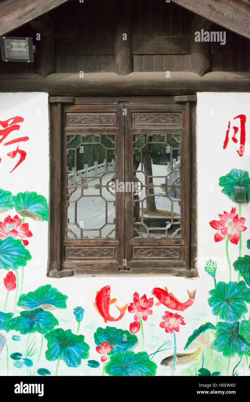 Casa Tradizionale parete dipinta con fiori di loto, Taierzhuang antica Città, Provincia dello Shandong, Cina Foto Stock