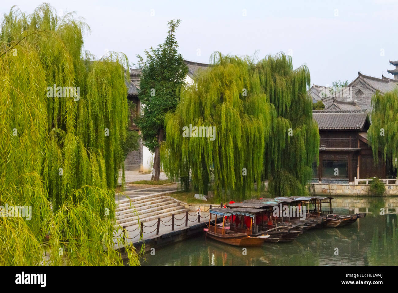 Case tradizionali e le barche sul Canal Grande, Taierzhuang antica Città, Provincia dello Shandong, Cina Foto Stock