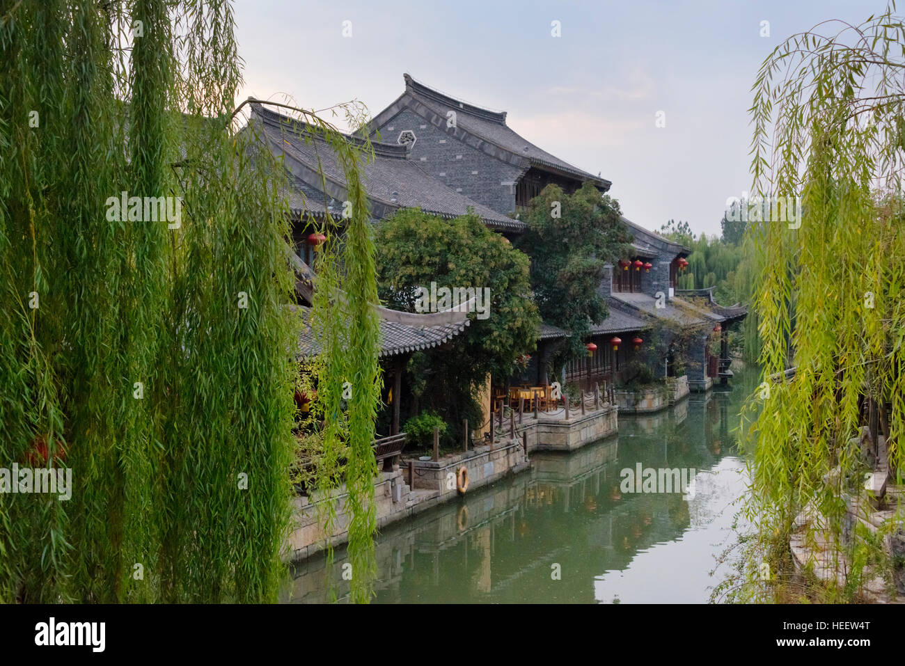 Case tradizionali lungo il Canal Grande, Taierzhuang antica Città, Provincia dello Shandong, Cina Foto Stock