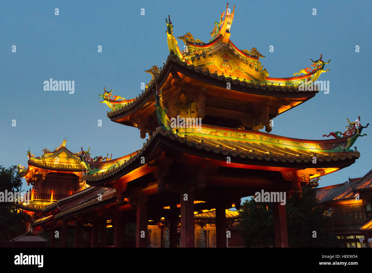 Vista notturna della Regina del Cielo Palace, Taierzhuang antica Città, Provincia dello Shandong, Cina Foto Stock