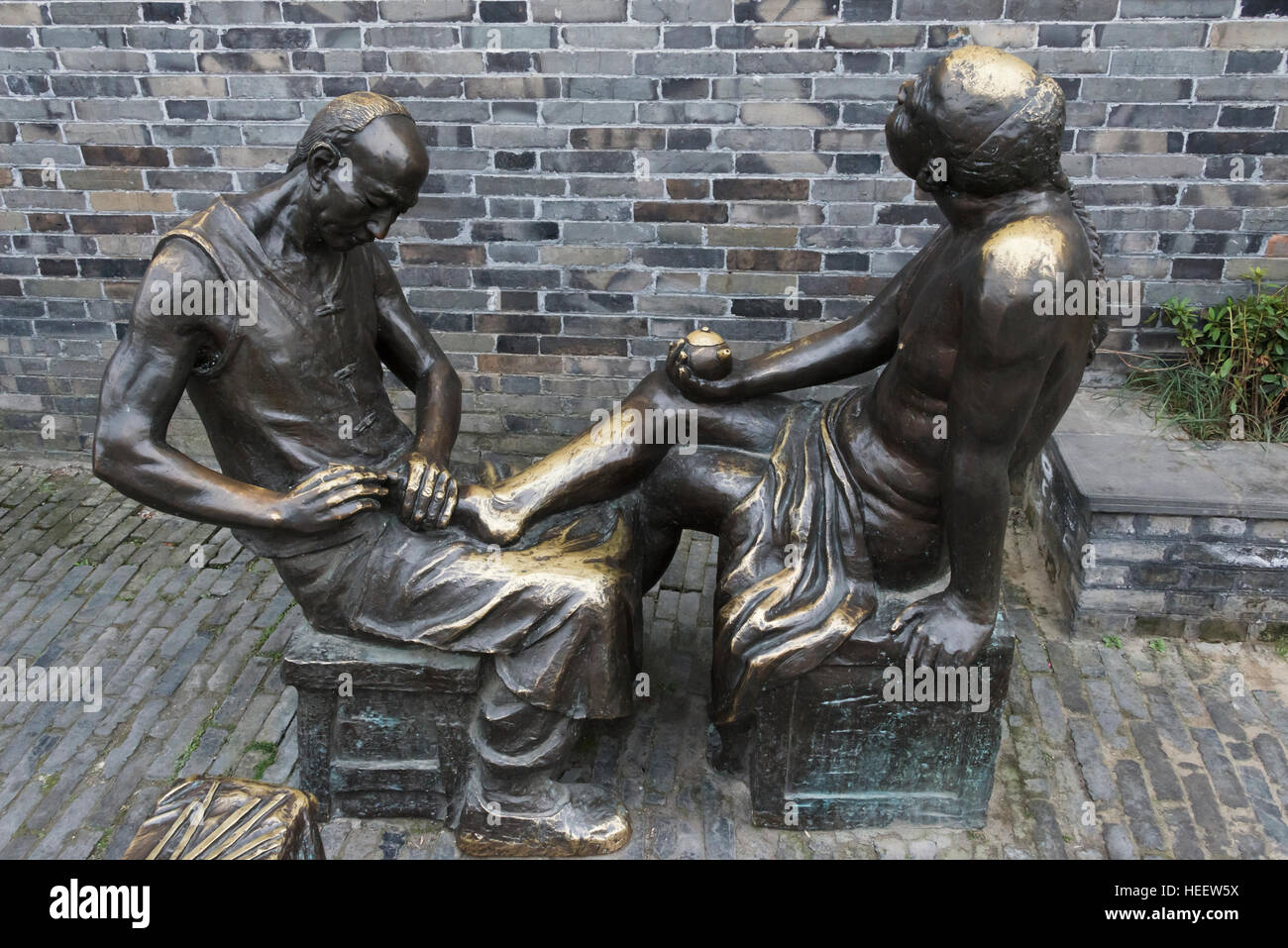 Statua di bronzo di pedicure in vecchi giorni, Yangzhou, provincia dello Jiangsu, Cina Foto Stock