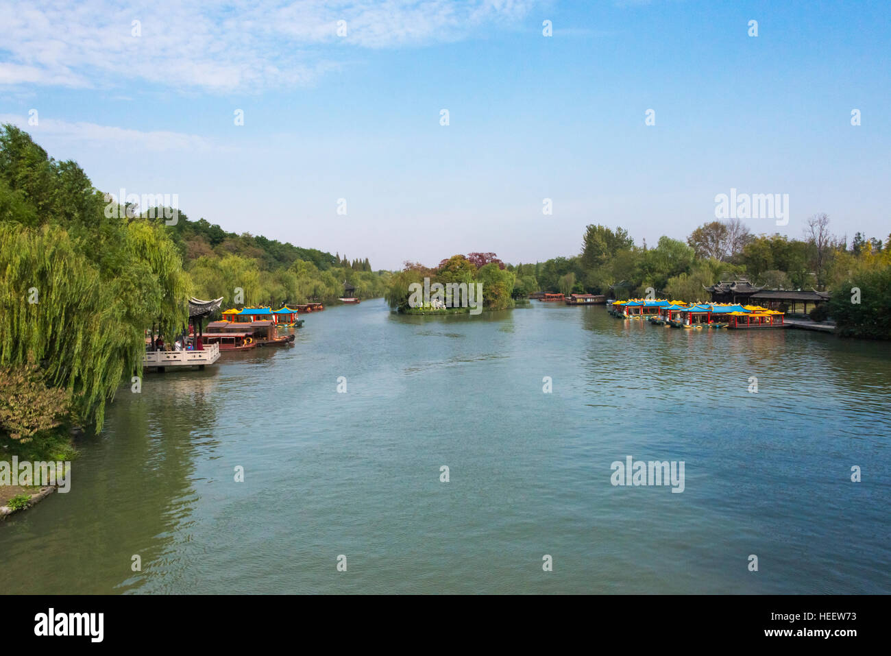 Pavilion e barche su Slim West Lake, Yangzhou, provincia dello Jiangsu, Cina Foto Stock