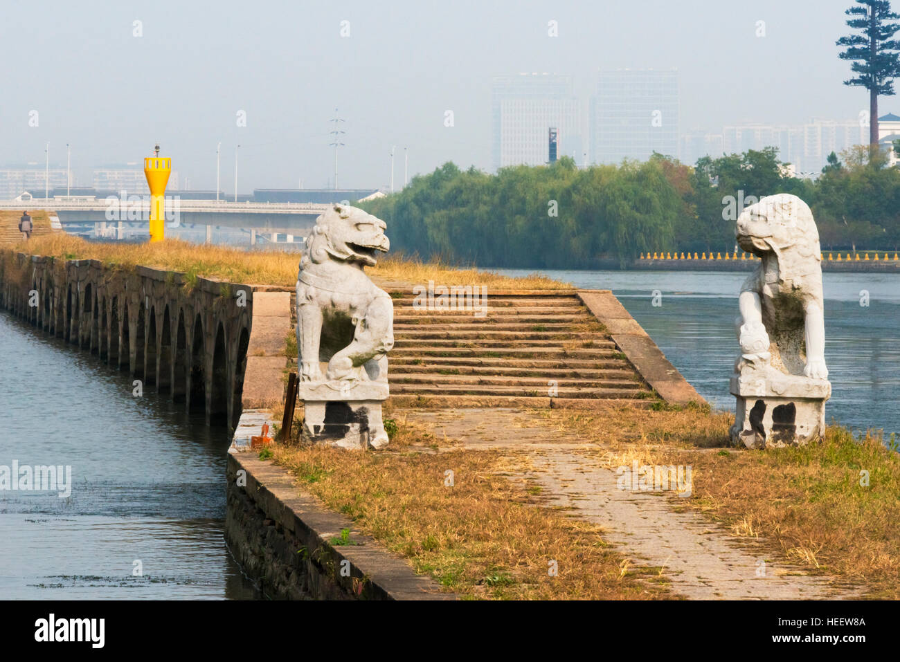 Lion statua sulla strada alzaia del Baodai antico ponte sul Canal Grande, Suzhou, provincia dello Jiangsu, Cina Foto Stock