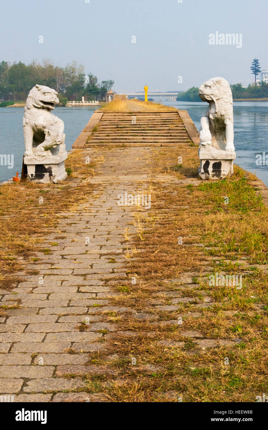 Lion statua sulla strada alzaia del Baodai antico ponte sul Canal Grande, Suzhou, provincia dello Jiangsu, Cina Foto Stock