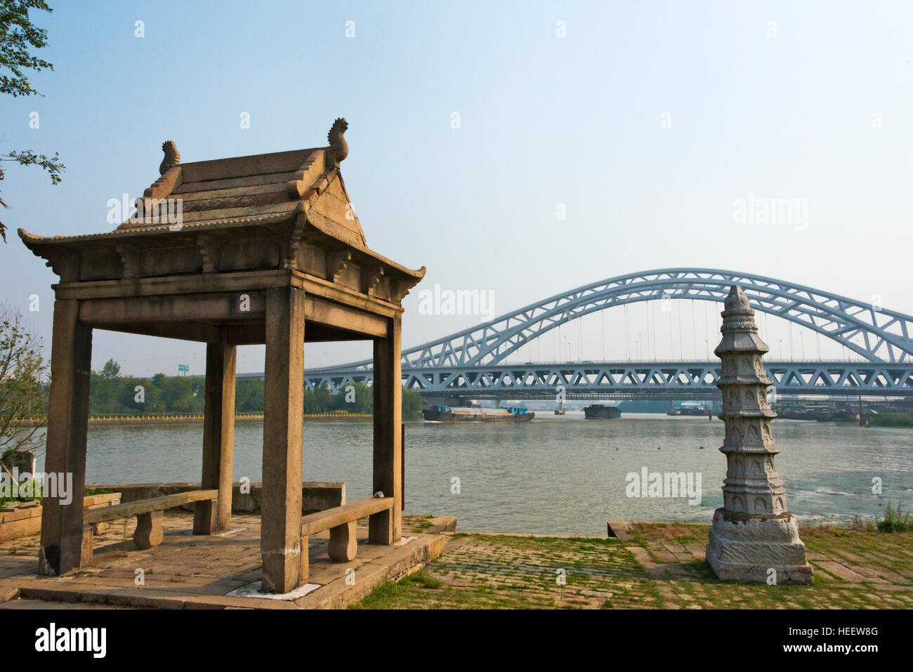 Nuovo ferro da stiro Xiegang ponte con pagoda e il padiglione sul Baodai antico ponte sul Canal Grande, Suzhou, provincia dello Jiangsu, Cina Foto Stock