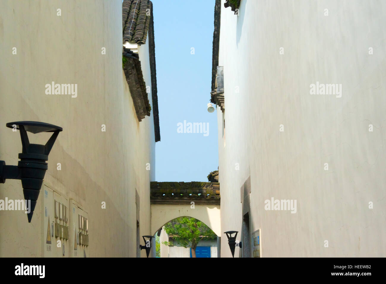 Una stretta viuzza tra case tradizionali, Tangqi antica città di Hangzhou, nella provincia di Zhejiang, Cina Foto Stock