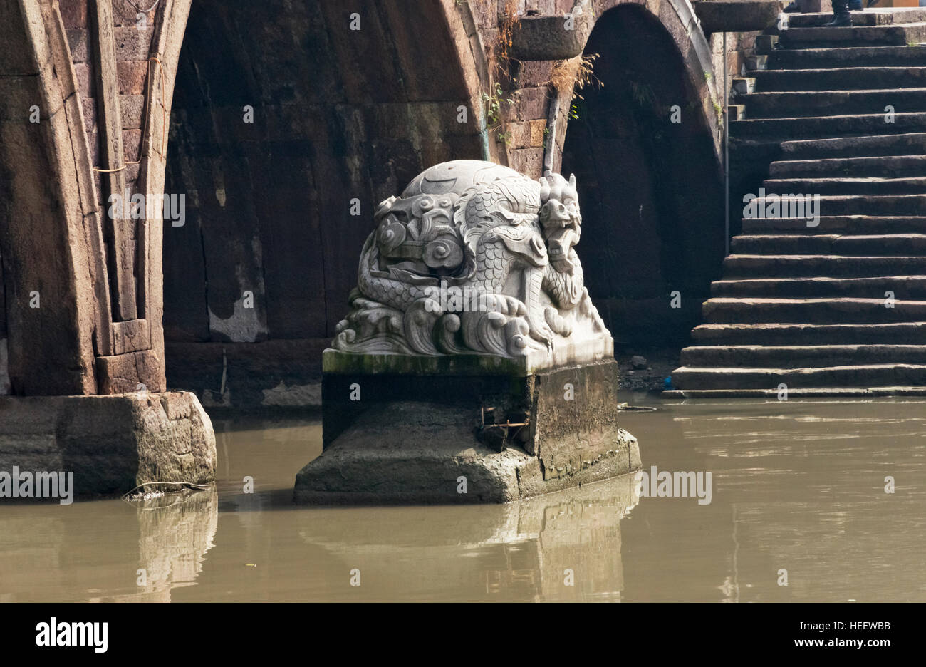 Dragon scultura sotto Guangji Ponte sul Canal Grande, Tangqi antica città di Hangzhou, nella provincia di Zhejiang, Cina Foto Stock
