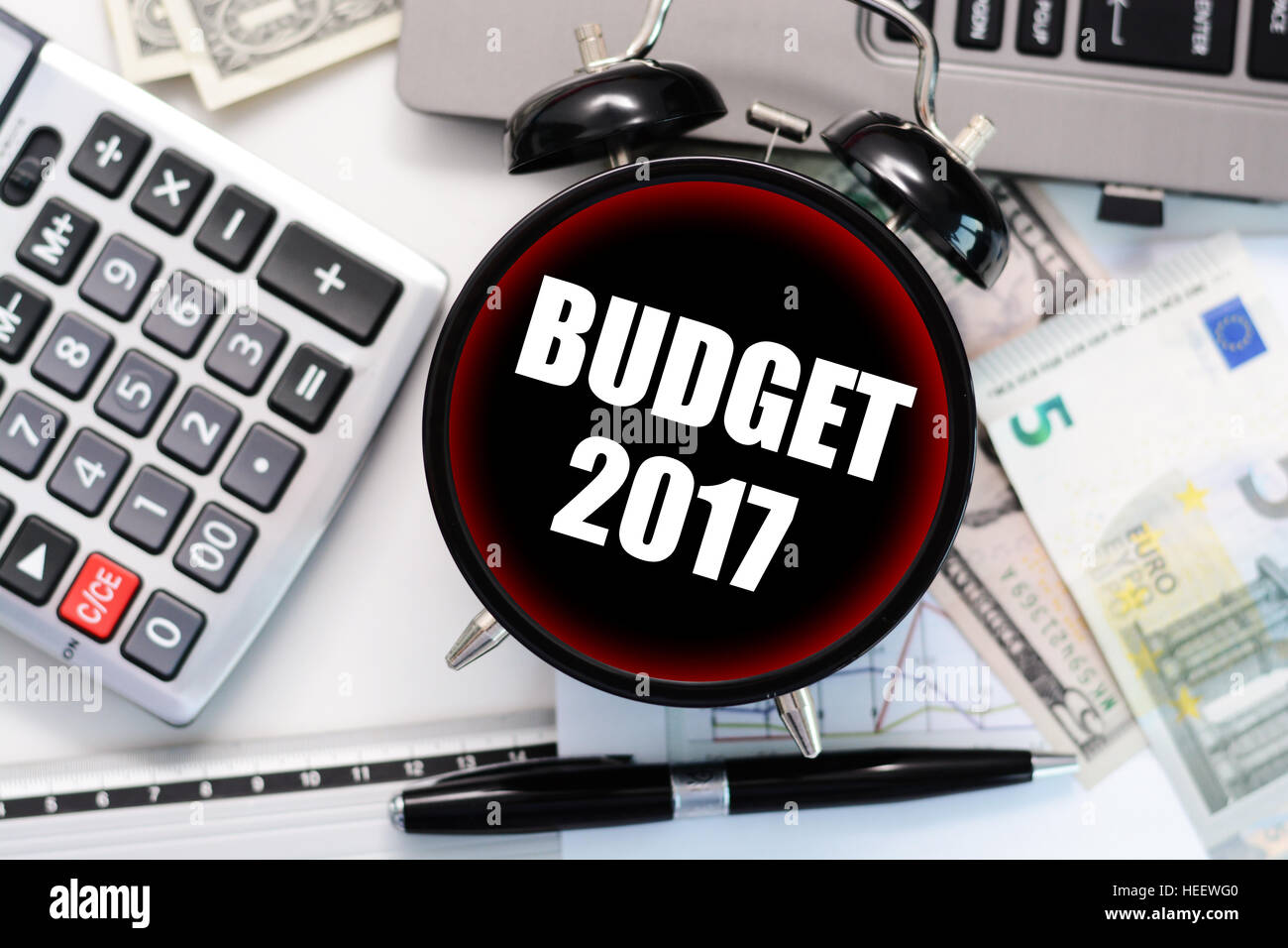 2017 esercizio di bilancio di previsione o con il vecchio concetto di orologio Foto Stock