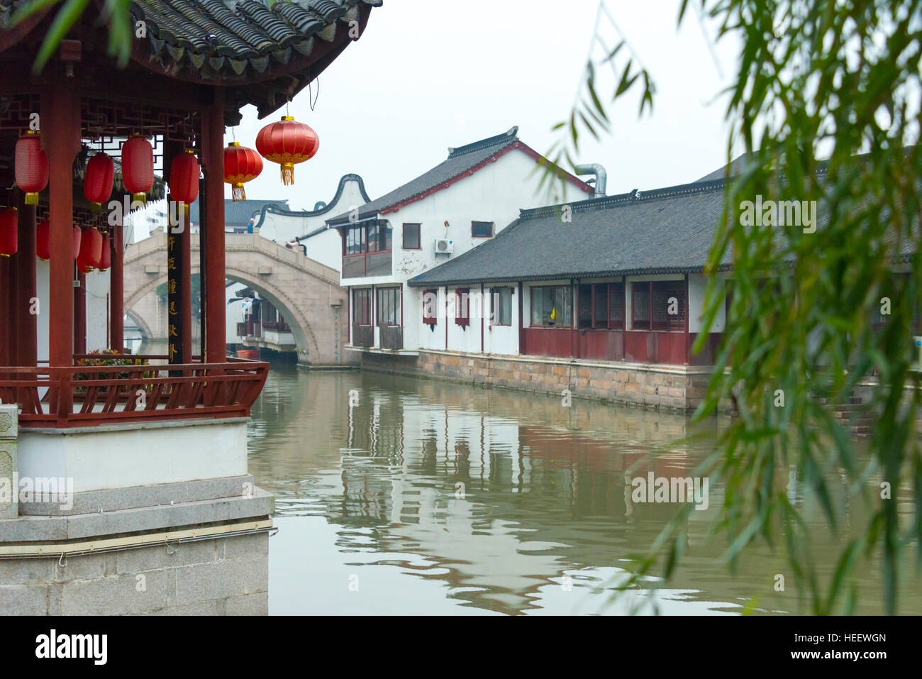 Padiglione e case tradizionali lungo il fiume, Zhaojialou città d'acqua, Shanghai, Cina Foto Stock