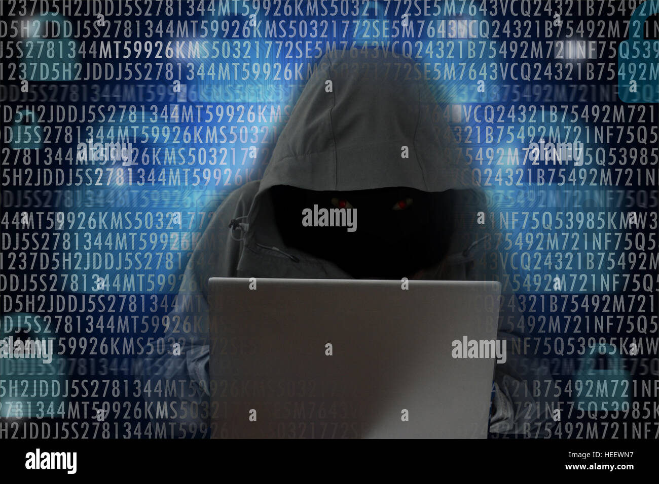 Hacker irriconoscibile nella parte anteriore del computer - criminalità informatica nozione Foto Stock