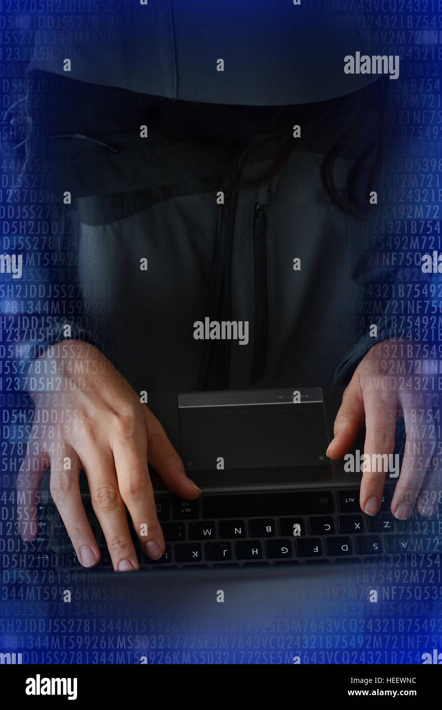 Hacker irriconoscibile nella parte anteriore del computer - criminalità informatica nozione Foto Stock