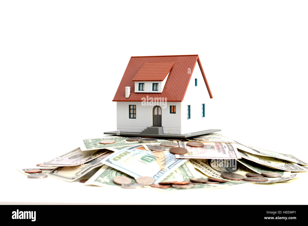 Modello di casa sulla parte superiore della pila di denaro suggerendo risparmi per una casa Foto Stock