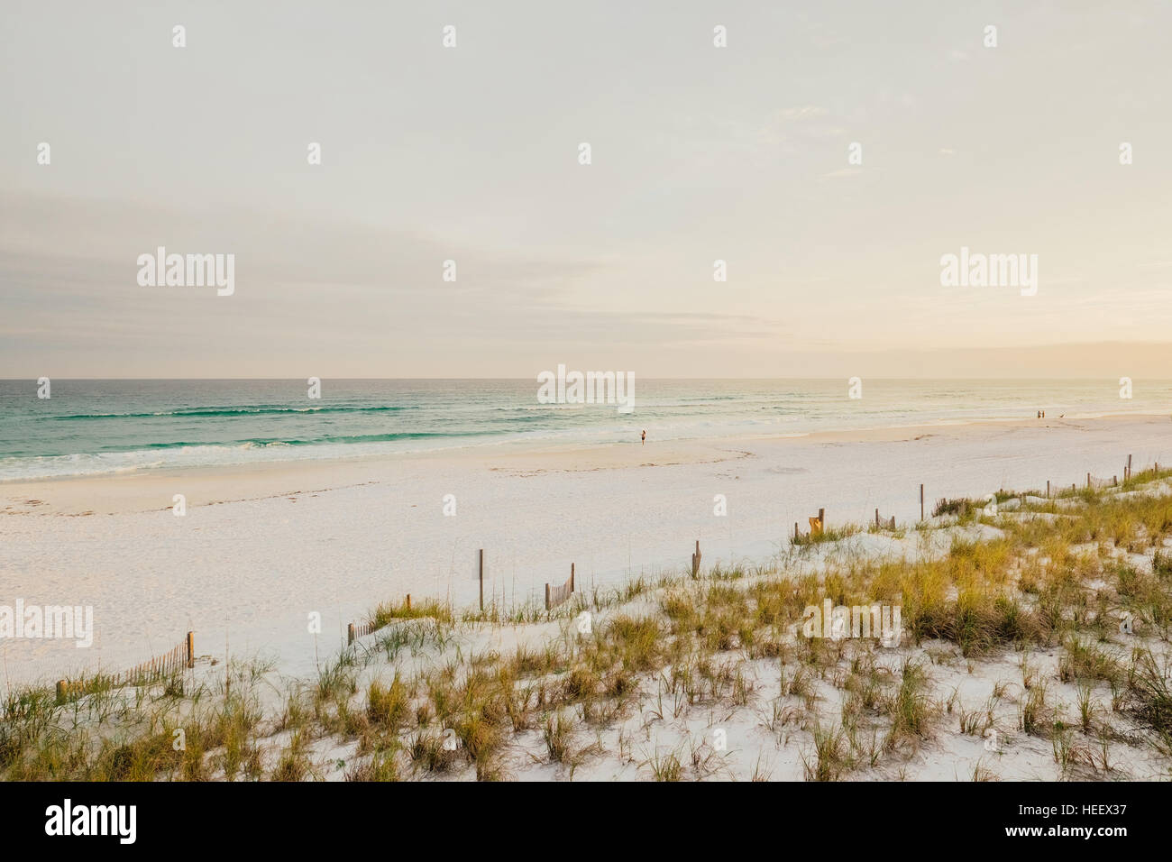 Vicino a spiaggia vuota al tramonto a Destin, in Florida, Stati Uniti d'America, con dune di sabbia in primo piano. Foto Stock