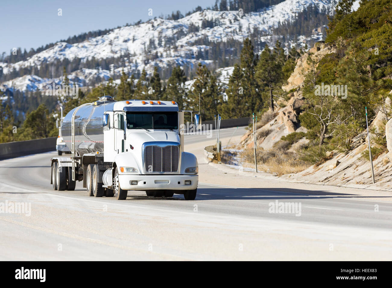 Tanker Big Rig Semi Carrello su Snowy Mountain Pass Foto Stock