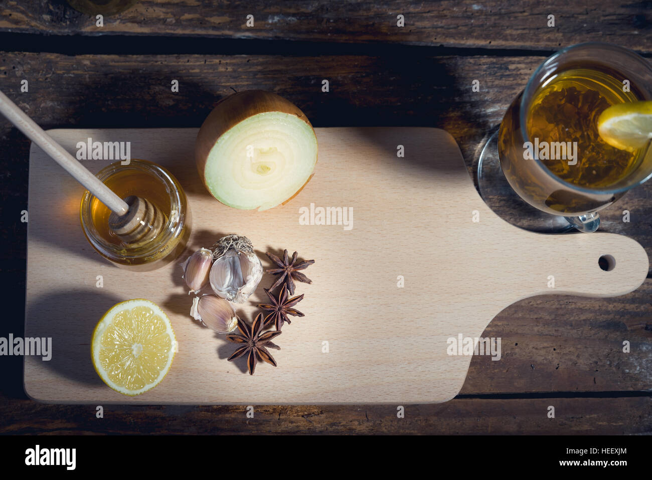 Le medicine naturali contro la canna fumaria e freddo. Il miele, limone, tè caldo, cipolla e aglio. Concetto di salute. Foto Stock