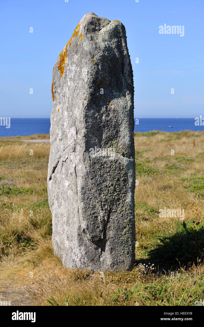 Pietra permanente sulla costa selvaggia della penisola di Quiberon nel dipartimento di Morbihan, in Bretagna nel nord-ovest della Francia Foto Stock