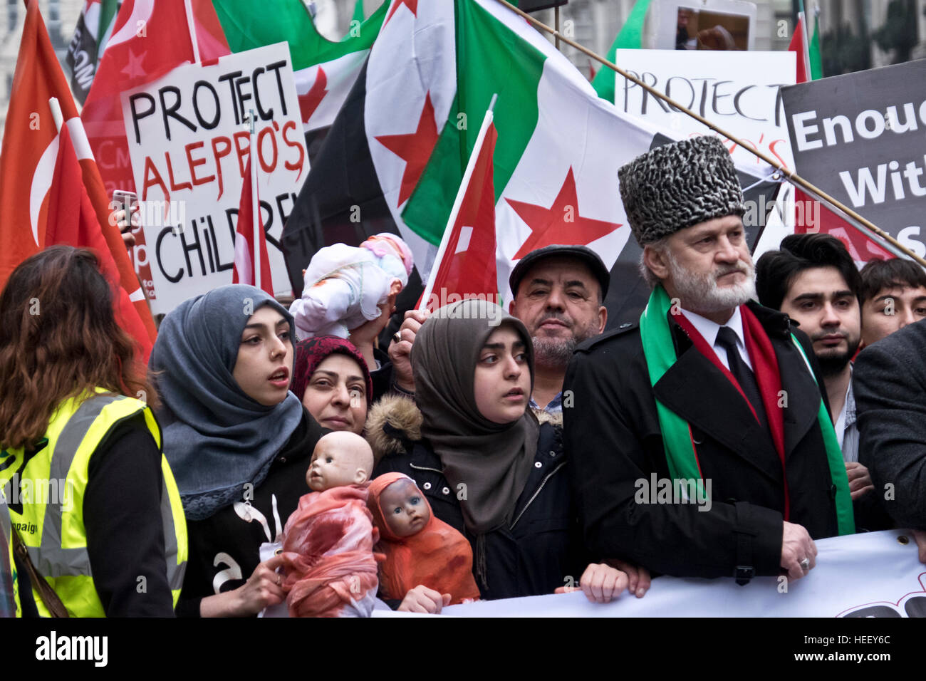 Siri marzo a Downing Street chiamando per l'Occidente a fare di più per fermare il genocidio di Aleppo, Londra Dec17 2016 Foto Stock