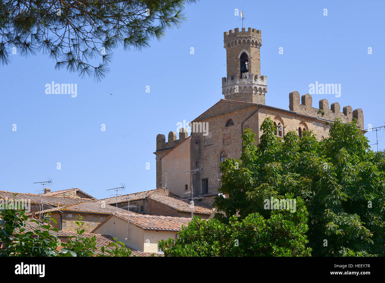 Dei Priori Palace e la sua torre a Volterra, un comune italiano situato in provincia di Pisa in Toscana e in Italia centrale Foto Stock